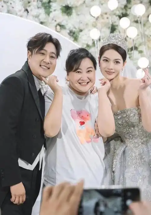 贾玲高调出席婚礼!上台发言哭得比新娘狠,穿短袖胖嘟嘟满脸福气插图5
