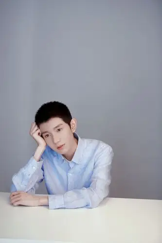 王源工作室晒工作花絮温暖少年祝您冬安