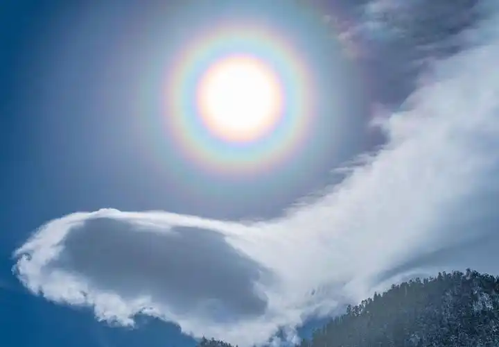 云南迪庆德钦县惊现罕见佛光云天际五彩斑斓场景蔚然壮观