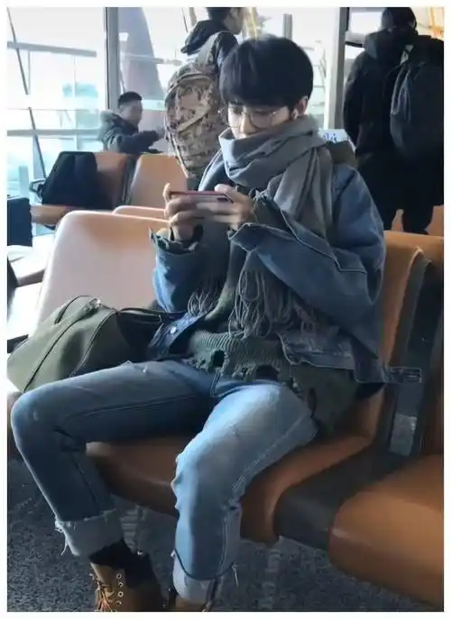 肖战的毛衣和裤子就像被老鼠啃了一样,但被他穿出了高级感