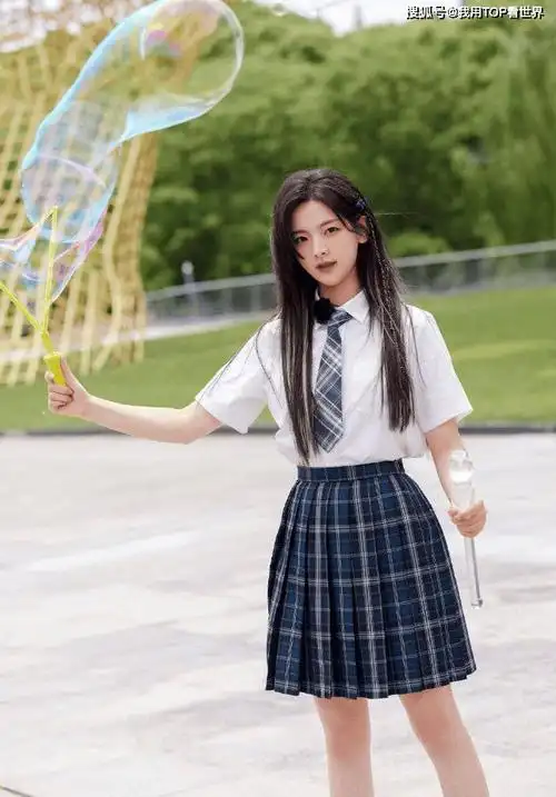 原创杨超越白色斜肩礼服惊艳亮相美神魅力无限