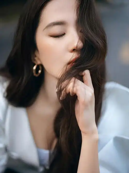 刘亦菲酷飒公路大片