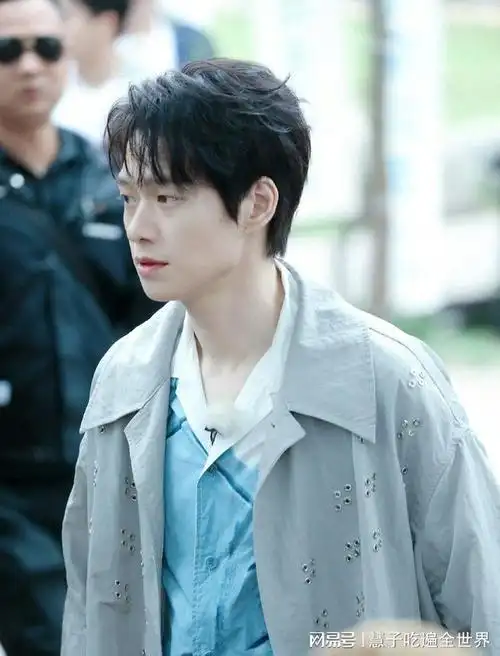 魏大勋清新亮相浅蓝风衣帅气十足我们仨录制引发热议