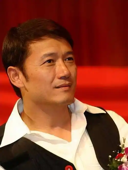 苗侨伟三哥近照曝光,64岁却像年轻小伙,毫无架子受大家连连称赞_网友