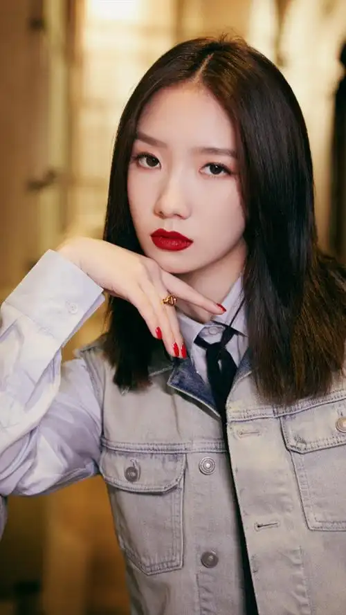 孟美岐复古牛仔搭配摩登时尚