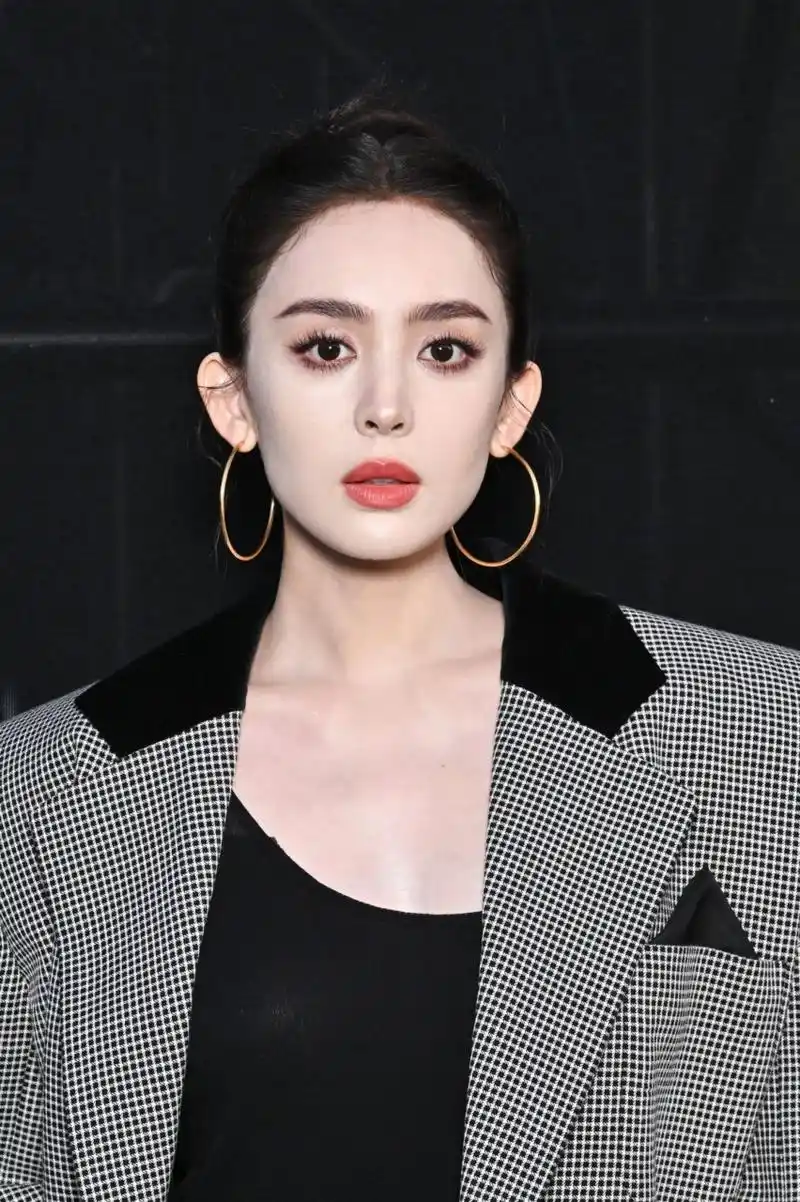 古力娜扎巴黎时装周生图,这直面镜头毫无畏惧的颜值底气!