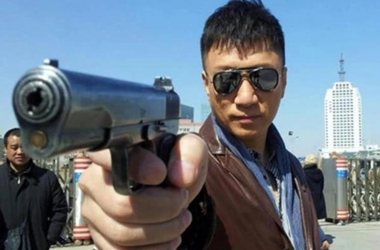周润发的拿枪,李连杰的拿枪,和孙红雷拿枪,网友:都没有他拿枪霸气威武