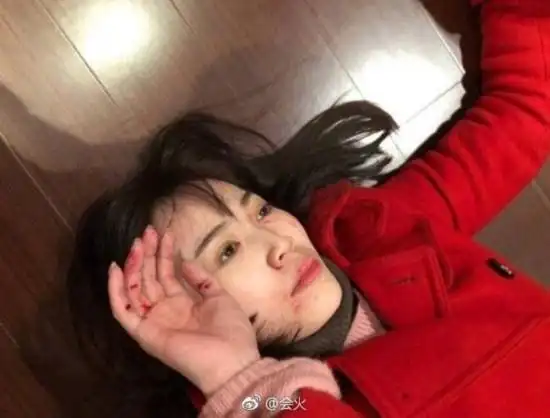 先是家中被打时所拍照片,马蓉的红大衣造型与红木地板相得益彰,服装和