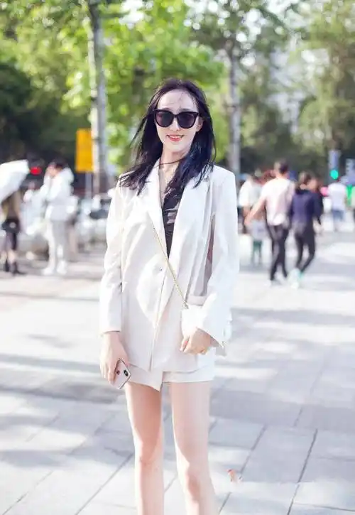 原创陈乔恩这么矮吗机场私服照最多1米5难道官方165身高是假的