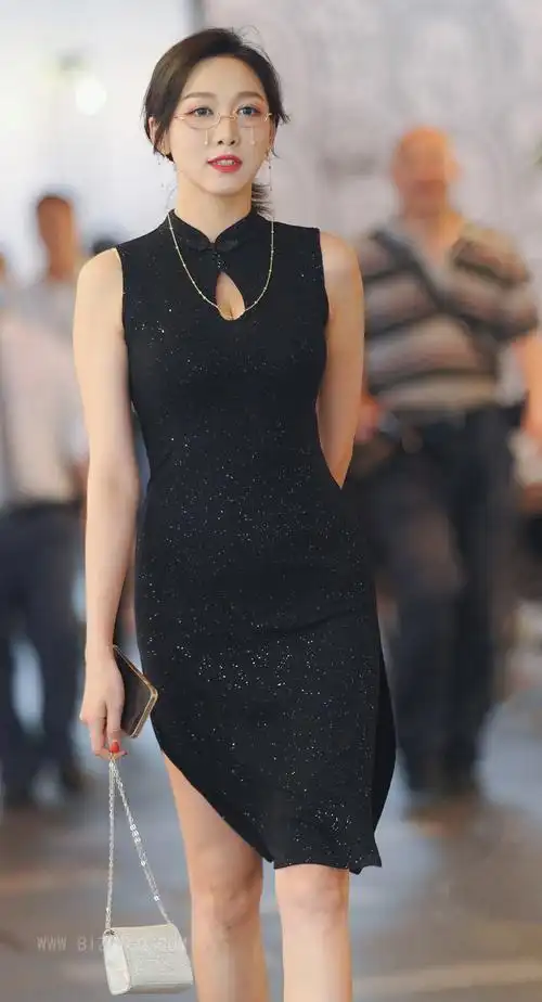 浑身散发成熟女人味性感妩媚少妇壁纸