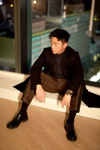 郑恺黑色大衣气场十足 优雅演绎英伦风