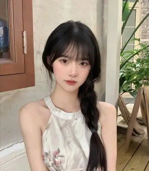 夏天穿裙子应该穿什么发型?尝试一下单边麻花辫,甜美温柔又减龄