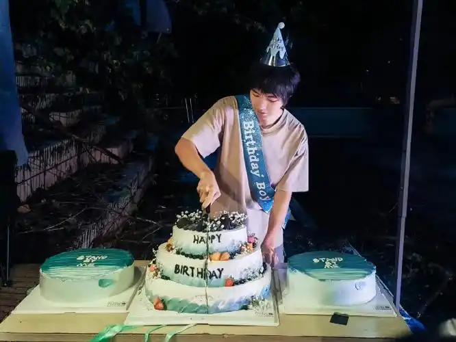 王俊凯已经学会看穿惊喜了##王俊凯生日有五个蛋糕