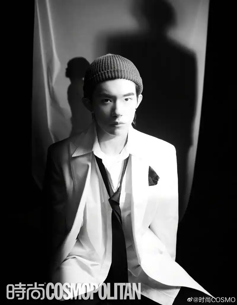 消息易烊千玺时尚cosmo内页大片解锁陪伴式守护成长