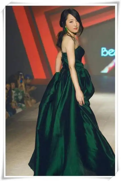 46岁杨钰莹穿一条萝莉腿袜就走机场,网友:20岁小姑娘都没你敢穿