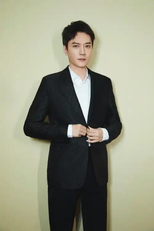 简介:冯绍峰迪奥二零二一秋季男装帅气图片,分享一组冯绍峰图片给大家