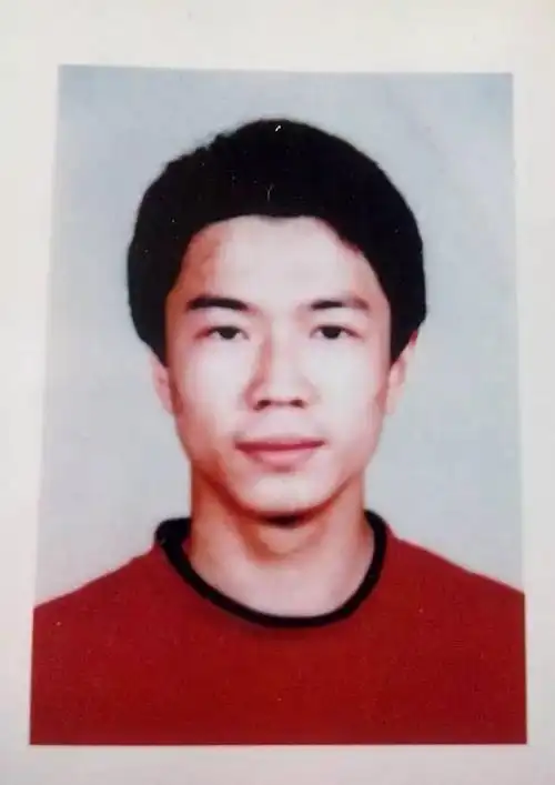 15岁,高中证件照.17岁,大一,我爸办公室.18岁,大二,新联楼.23岁,洛阳.