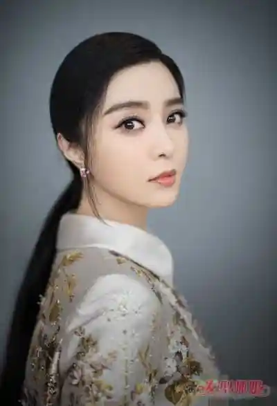 瓜子脸女生扎小辫子萌翻可爱 韩式甜美辫子凸显少女风情潮发型