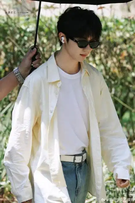 《这是我的岛》最新录制路透 黄色衬衫造型好有春天的感觉…|马嘉祺