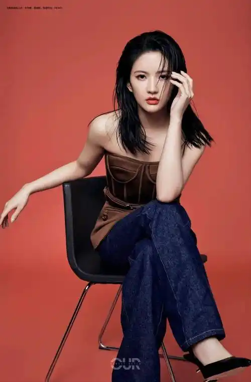 牛仔裤,高跟鞋,包袋均为:fendi跳脱出舞台和荧幕,其实刘些宁也和我们