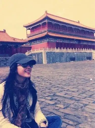 刘亦菲逛故宫颜值惊艳,一身黑衣气场强大化身最美游客