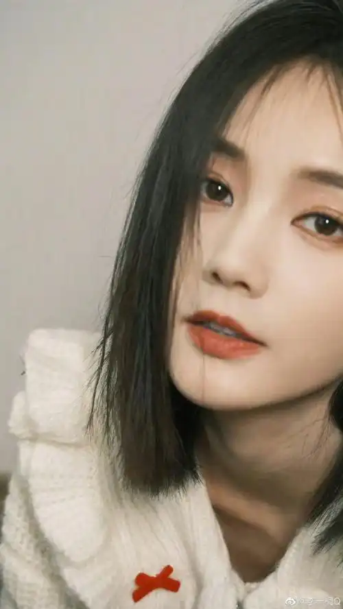 李一桐短发怼脸随拍##李一桐米色毛衣随拍