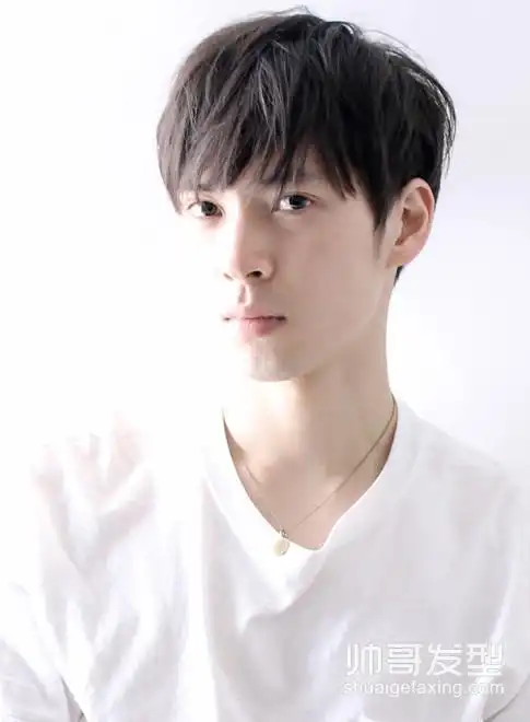 遮眉的刘海对于需要修饰脸型的男生来说是最大的福音,黑色的发丝又