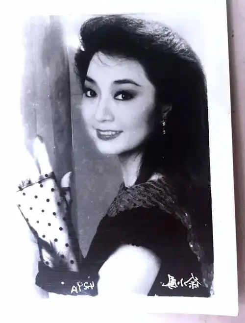 徐小凤只能 去夜总会里驻唱 她浑厚的嗓音渐渐的 吸引了许多的粉丝