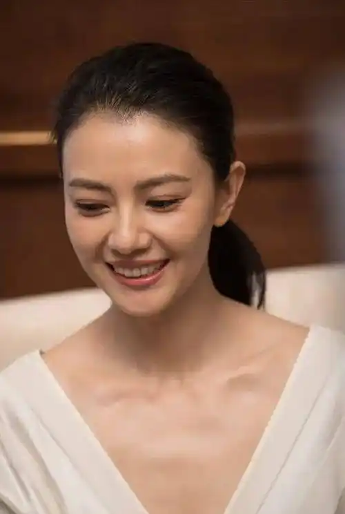 高圆圆复出直播,皮肤松弛肤色暗黄,纯天然的脸是要老啊!