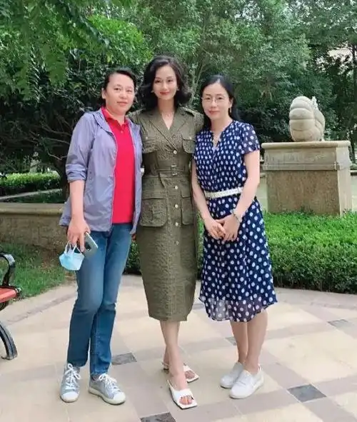 老戏骨李颖哪像50出头啊穿紧身裙凹凸有致脸上还有胶原蛋白