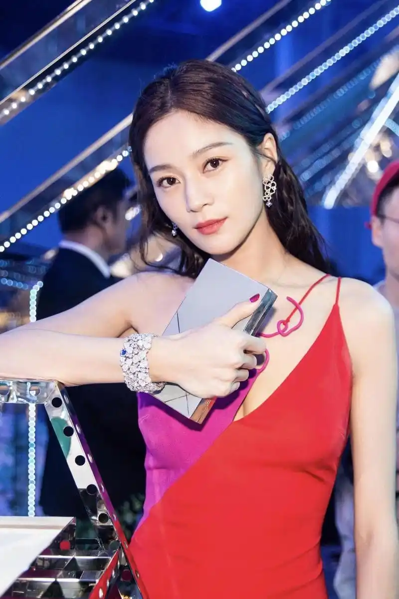 王媛可太有"国际范",红色连衣裙性感优雅,胸部开叉线条好尴尬