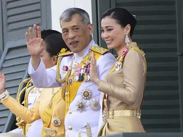 携20名妃嫔包住德国豪华酒店泰国国王的避疫操作引嘲讽