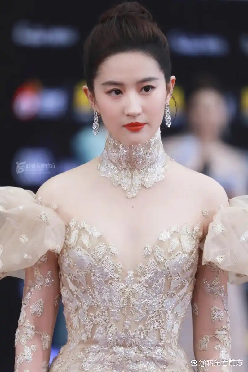 刘亦菲es金色礼服造型参加活动图片赏析第一波#刘亦菲