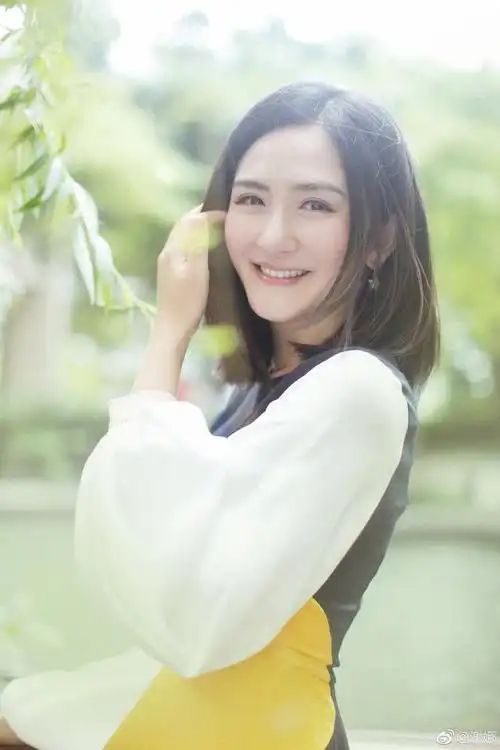 有网友表示照片中的谢娜"有些角度和刘亦菲神似",大概是因为是长得