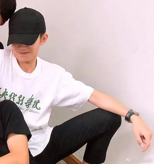 中戏大一新生合影曝光易烊千玺青春活力新生高颜值图