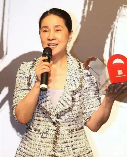 林凤娇66岁素颜照肤色黝黑,皮肤松弛,他的性情不如普通人