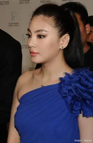 张雨绮气质打扮不一般