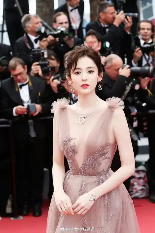 古力娜扎薄纱轻盈优雅红毯穿搭