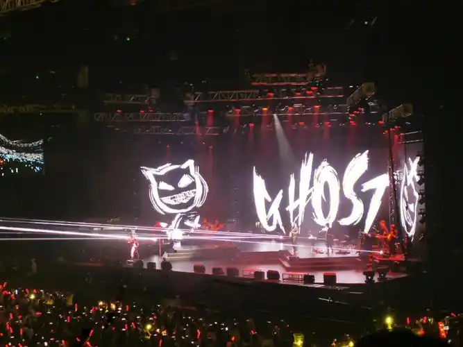 全场的应援色是给他的支持,也是鬼的陪伴,那天只是为了小鬼而来!