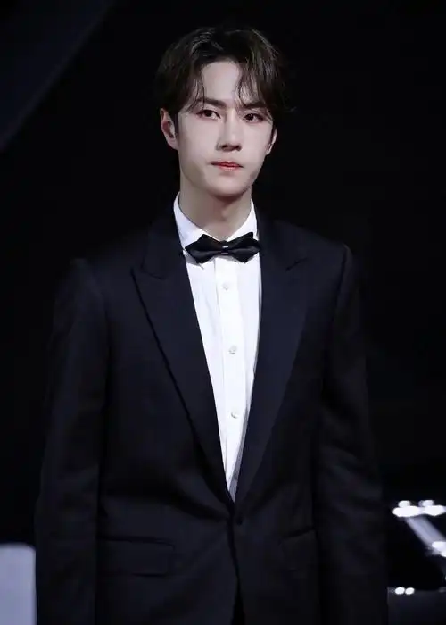 王一博西装杀超a,优雅绅士又气场十足,有没有秒杀到你_高清图集_新浪