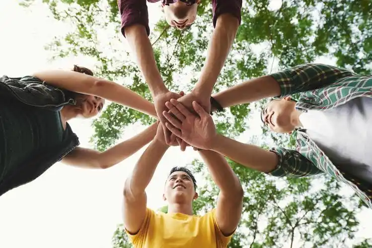 四个人打气加油团队加油