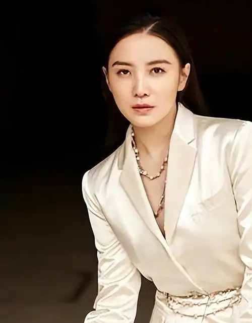 演员宋佳:因事业放弃陈龙,因婚姻放弃张黎,如今42岁依然单身