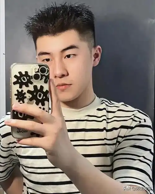 短锡纸烫发型男生们的发型,清爽干净是很重要的一种感觉,如果把头发留