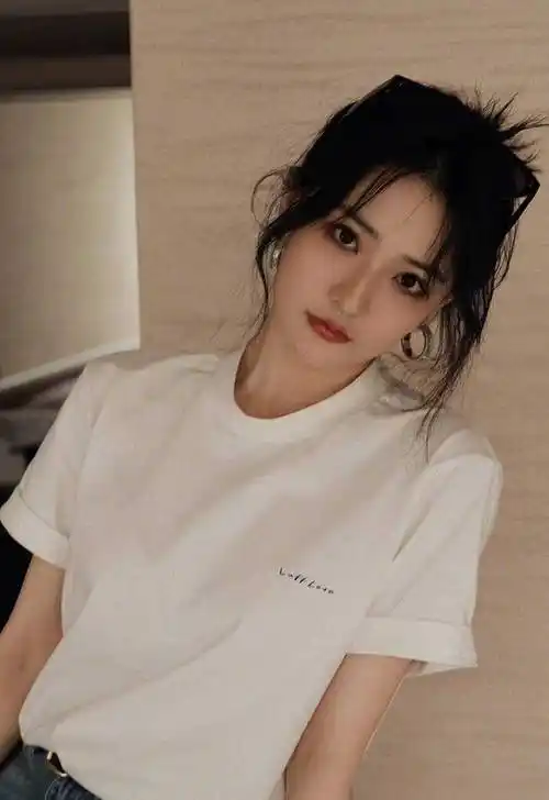 徐璐疑似新谈年下姐弟恋爱 男方系香港演员吴崇轩_爱情_年龄_恋情