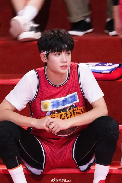 黄明昊横篮总决赛#  @jjjustin0219篮球场90酷飒运动照96帅气学长