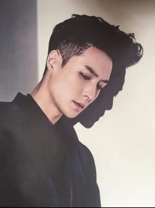 张艺兴[超话]##张艺兴时光记事簿##张艺兴每时每刻#来自张艺兴的侧颜