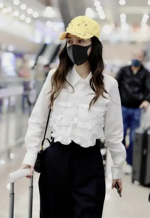 angelababy小黄帽现身机场,可爱清纯,仙气十足_杨颖