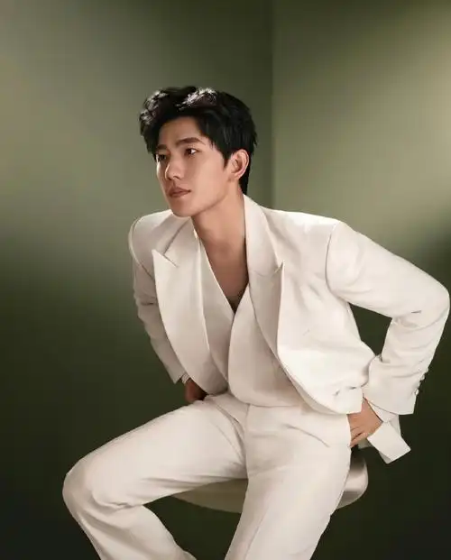 杨洋雅顾光影大片质感##杨洋纯白西装大片