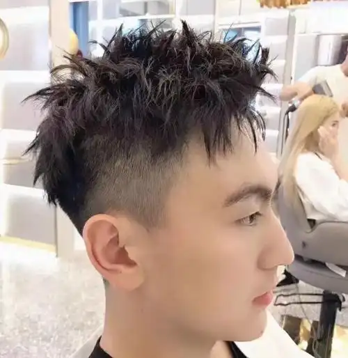 两边铲露额发型