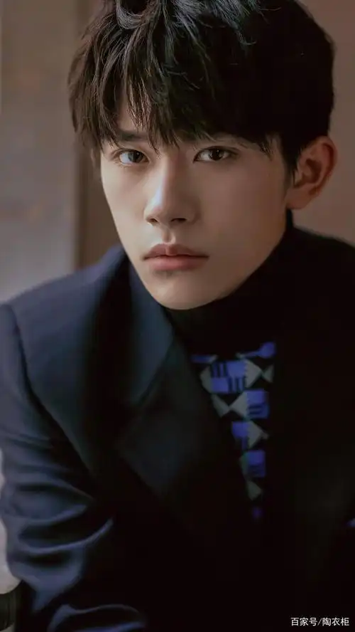 易烊千玺改变了风格,一改往期头型,狗啃刘海,这个造型完美么